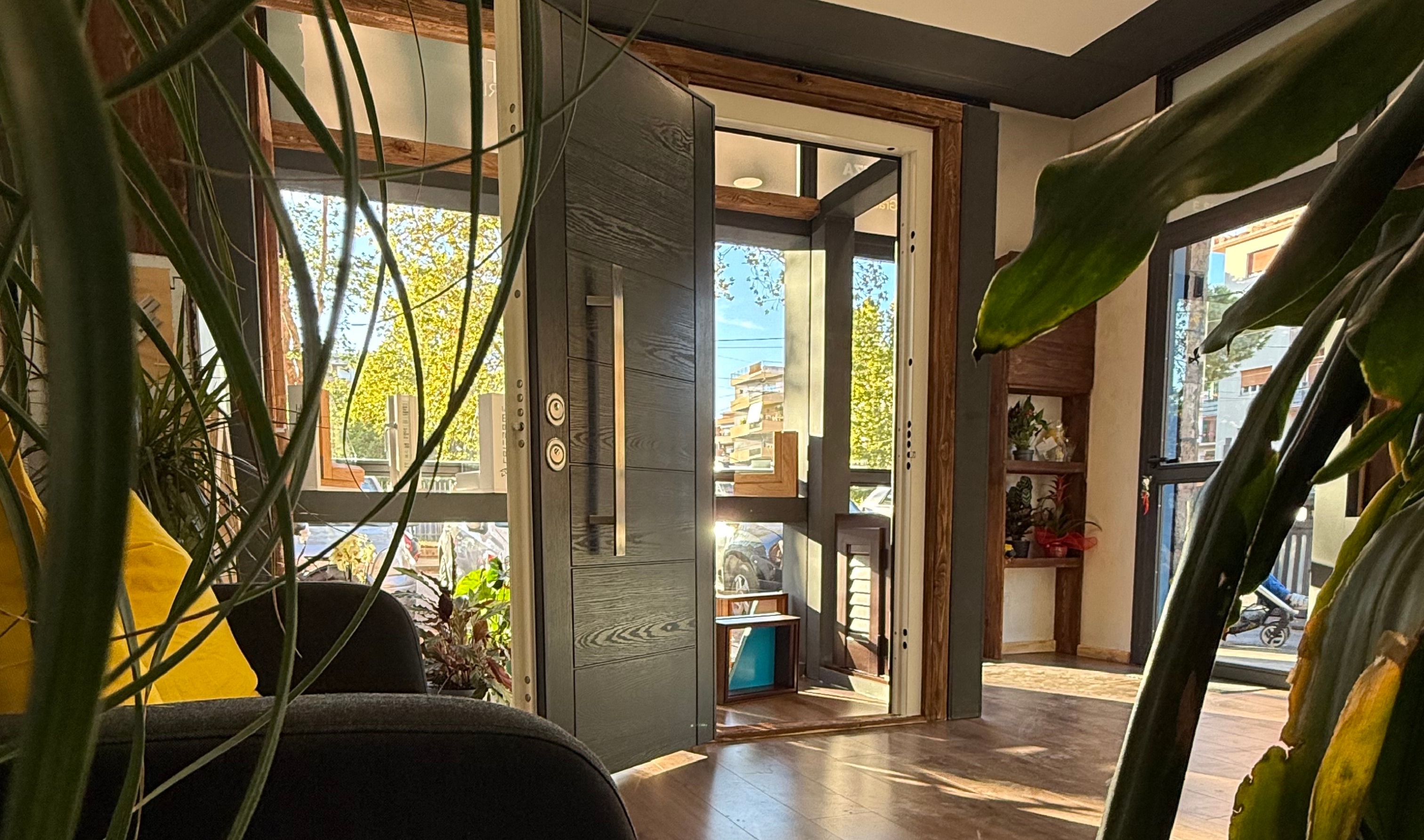 Il team FinestrArte al lavoro su serramenti su misura